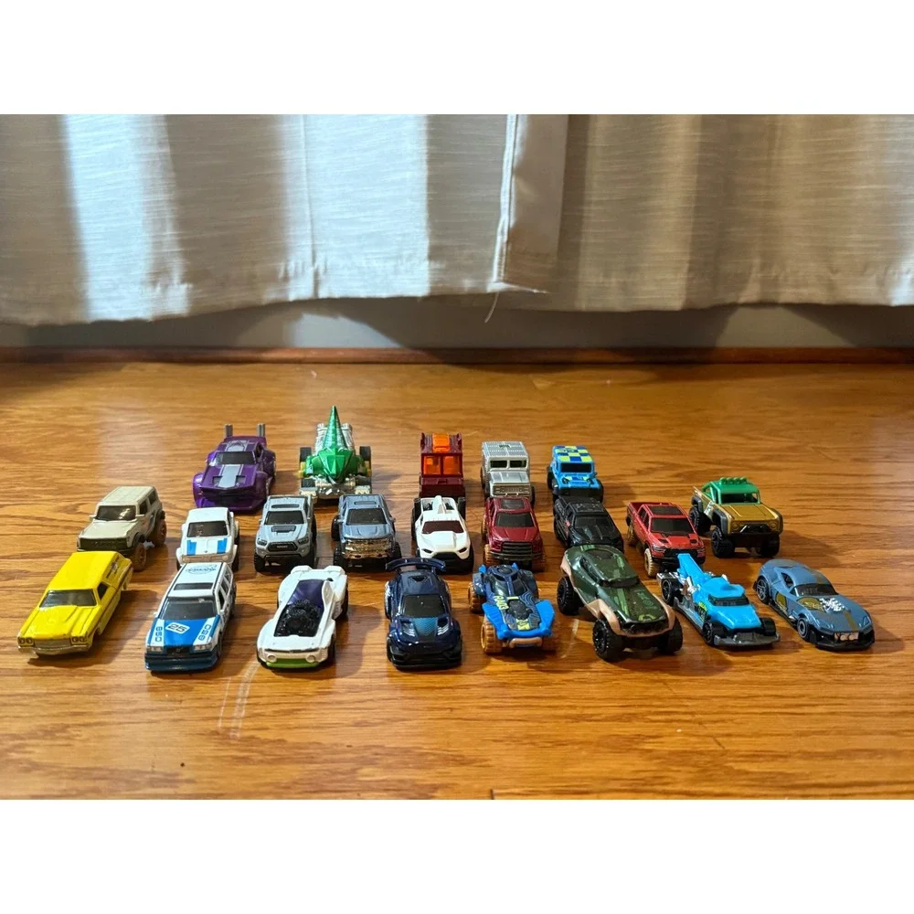 Lot of Vintage DieCast Card Including 22 Hotweels, Excellent Condition